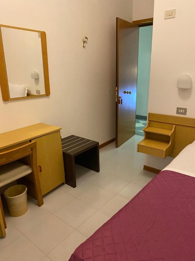 Hotel Ferrara Кианчано Терме Екстериор снимка