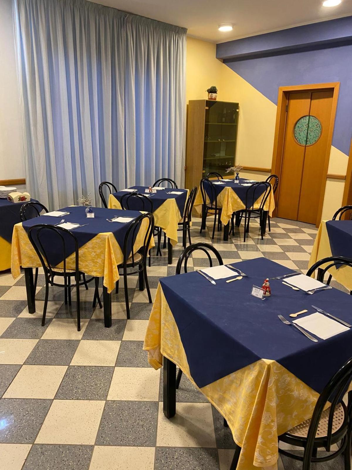Hotel Ferrara Кианчано Терме Екстериор снимка